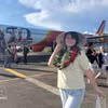 Пассажир фотографируется рядом с самолётом Vietjet. Фото: ВИА. 