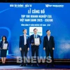 Представитель компании Vietnam Airrlines (в центре) на церемонии чествования (Фото: ВИA)
