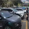 Водитель заряжает свой автомобиль на общественной зарядной станции. (Фото: ВИА) 
