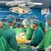 Вьетнамские врачи проводят трансплатацию легких пациенту. Фото: Vietnam+
