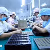 Рабочие на линии сборки электронных компонентов на заводе компании Bao Sen Co. Ltd. в провинции Бакнинь. Фото: ВИА. 