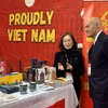 Генеральный директор SIAL Canada Стефан Тюйе (справа) посещает павильон Вьетнама и беседует с представителем Торгового представительства Вьетнама. Фото: ВИА. 