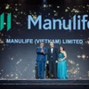 Представитель Manulife Vietnam получает награду от организаторов (Фото: Организационный комитет)