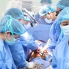 Врачи Центрального военного госпиталя 108 проводят операцию по пересадке сердца. (Фото: qdnd.vn) 