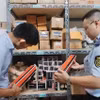 Группа № 2 Управления рыночного надзора Ханоя проводит проверку магазина в квартале Хонгха 14 июля. (Фото: ВИА) 