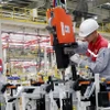 Рабочие собирают автомобильные комплектующие на заводе Škoda во Вьетнаме. — Фото ВИА