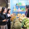 Посетители приобретают продукцию на фестивале Vietnam OCOP 2025, одном из ключевых национальных программ по продвижению торговли. (Фото: ВИА) 