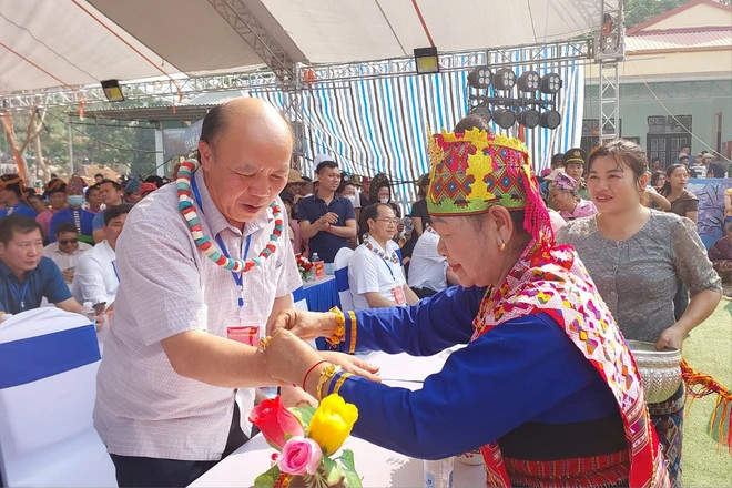 Лыонг Тхи Сао Май проводит церемонию поклонения богам. (Фото: Хоай Нам/Вьетнам+) 3.png