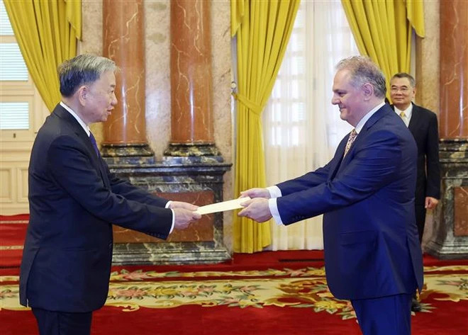Президент То Лам и посол Кипра Эвагорас Врионидис (Фото: ВИA) 5.png