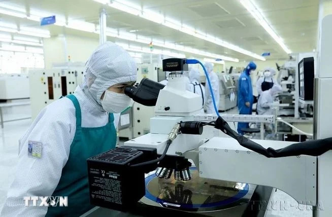 Компания Hana Micron Vina Company Limited в промышленном парке Ванчунг, северная провинция Бакжанг, инвестированна Республикой Корея и является первым производителем полупроводниковых чипов в северном регионе. (Фото: ВИА) 2.png