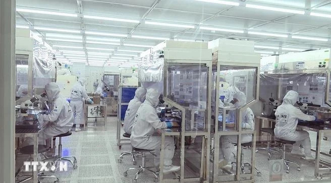 Внутри фирмы, специализирующейся на производстве электронных деталей (Фото: ВИА) 3.png