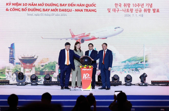 Vietjet празднует 10-летие авиасообщения между Вьетнамом и РК объявлением нового маршрута. Премьер-министр Вьетнама Фам Минь Тьинь (2-й слева) на церемонии в Сеуле 1 июля по случаю своего официального визита в РК (Фото: Vietjet) 2.png