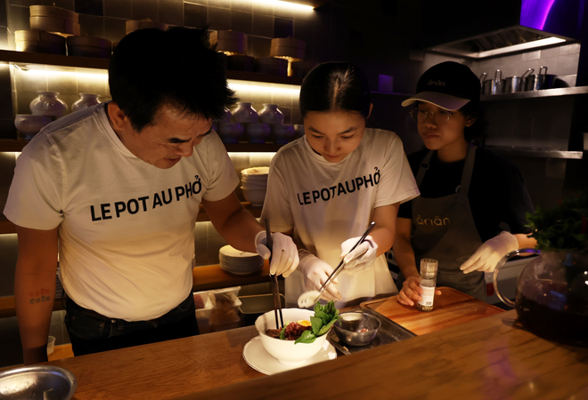 Повара ресторана Pot Au Pho готовят для посетителей особую порцию фо. (Фото: ВИА) 4.png
