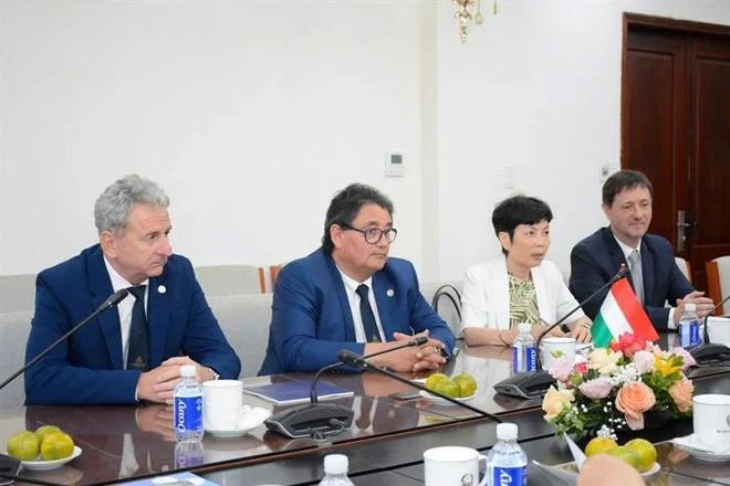 Участники на приеме (Фото: VietnamPlus) 2.png