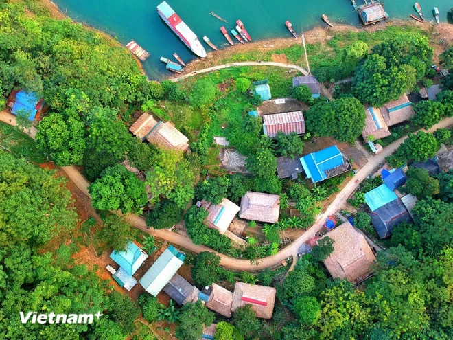 Туристическая деревня народности мыонг в провинции Хоабинь. (Фото: VietnamPlus) 2.png