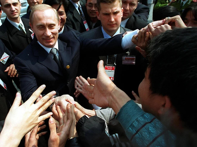 Первый официальный визит президента Путина во Вьетнам состоялся 28 февраля - 2 марта 2001 года. (Фото: AFP) 2.png