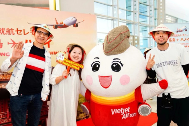 Первые пассажиры на маршруте Ханой - Хиросима авиакомпании Vietjet 12 мая. (Фото: ВИA) 1.png