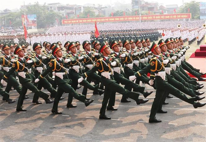 Военные проходят мимо трибуны во время репетиции парада. (Фото: ВИA) 2.png