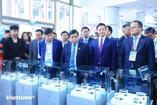 В выставке SEMIExpo Vietnam 2024 принимают участие более 5 000 делегатов и 100 стендов крупнейших корпораций мира и Вьетнама, занимающихся полупроводниковыми технологиями, таких как Cadence, Qualcomm, Intel, Qorvo, Dassault Systemes, Siemens, Tektronix, FPT и Viettel (Фото: VietnamPlus) 5.png