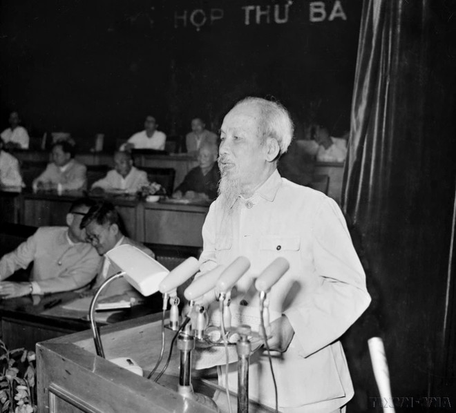 На 3-й сессии 3-го Национального собрания, открывшейся 16 апреля 1965 года, президент Хо Ши Мин выступил с призывом к соотечественникам и солдатам всей страны выступить вперед и быть полными решимости разгромить американских захватчиков. (Фото: ВИА) 2.png