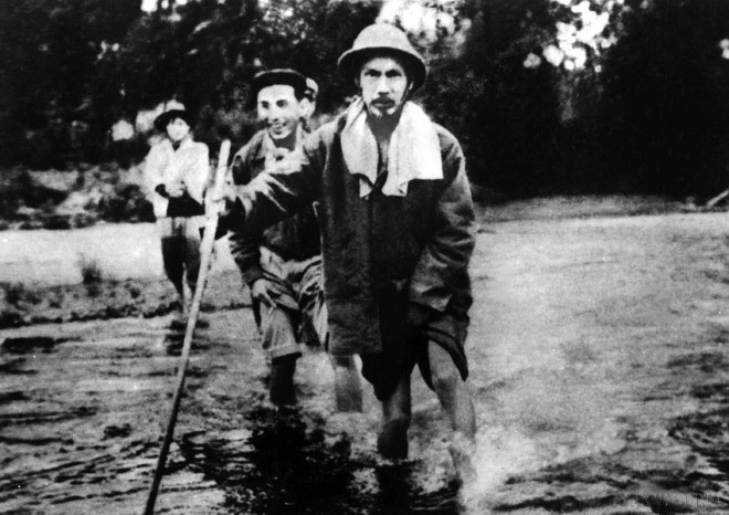 Президент Хо Ши Мин на пути к пограничной кампании в 1950 году. (Фото: ВИА) 2.png