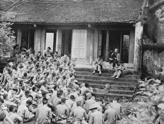 19 сентября 1954 года у храма Женг, памятник в комплексе историко-культурных памятников храма Хунгов, дядя Хо беседовал с офицерами и солдатами 308-й армии (Пионерской армии), направлявшейся обратно на столицу, чтобы взять ее на себя.. (Фото: ВИА) 1.png
