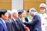 Генеральный секретарь Лам вручил памятные партийные знаки за 80, 75, 60, 55, 50, 45 и 40 лет членства в партии ветеранам революции. (Фото: ВИА)