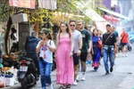 Иностранные туристы посещают квартал Старого города Ханоя. Фото: ВИА.
