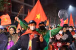 После просмотра первого финального матча люди с флагами, дудками и другими атрибутами болельщиков вышли на улицы. Фото: ВИА.