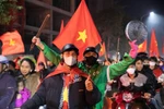 После просмотра первого финального матча люди с флагами, дудками и другими атрибутами болельщиков вышли на улицы. Фото: ВИА.