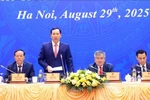 Генерал-полковник Ле Ван Туен, заместитель министра Министерства общественной безопасности, отвечает на вопросы журналистов национальных и международных информационных агентств. Фото: ВИА.