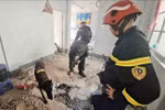 Спасатели Министерства общественной безопасности ищут пострадавших в здании в городке Забутири, столице Нейпьидо, Мьянма. (Фото: ВИA)