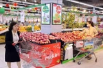 Потребители делают покупки в магазине Winmart в районе Хайбачыонг, Ханой. (Фото: ВИА)