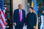 Президент США Дональд Трамп (второй слева) во время встречи с президентом Украины Владимиром Зеленским (справа) в Белом доме в Вашингтоне, округ Колумбия, 17 октября 2025 года. Фото: Синьхуа/ВИА.