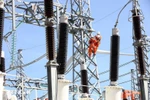 Сотрудники EVN выполняют ремонт и техническое обслуживание электрооборудования. (Фото: EVN)