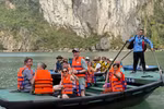 Запуск национальной платформы туристических данных Visit Vietnam не только поддерживает органы государственного управления и туристические предприятия, но и приносит пользу туристам как внутри страны, так и за рубежом. На фото: иностранные туристы посещают залив Халонг. Фото: thanhnien.vn.