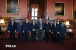 Делегация Национальной политической академии имени Хо Ши Мина сфотографировалась на память с Линдси Хойлом, спикером Палаты общин Великобритании. (Фото: ВИА)
