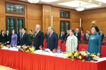 Генеральный секретарь То Лам и супруга, Президент Лыонг Кыонг и супруга вместе с Первым секретарём Коммунистической партии Кубы, Президентом Кубы Мигелем Диас-Канелем Бермудесом и супругой, а также другими делегатами приняли участие в церемонии подъёма флага. Фото: ВИА.