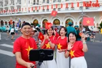 Жители Хошимина в одежде с изображением красного флага с жёлтой звездой выходят на улицы, празднуя 50-летие освобождения Юга. Фото: Газета "Новости и Народ".