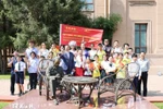 Дети Вьетнама и Китая вместе с руководством Посольства Вьетнама в Китае сфотографировались на память у памятника Президенту Хо Ши Мину. (Фото: ВИА)