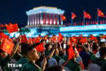 Зрители на художественно-политической программе на площади Ба Динь. (Фото: ВИА)