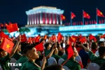 Зрители на художественно-политической программе на площади Ба Динь. (Фото: ВИА)