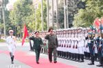 Генерал армии Нгуен Тан Кыонг и генерал-майор Муравейко Павел Николаевич принимают Роту почётного караула Народной армии Вьетнама на церемонии встречи. (Фото: ВИА)