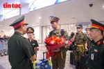 Руководство Командования столицы Ханоя встретило и вручило цветы в знак приветствия группе российских военнослужащих, прибывших во Вьетнам. Фото: ВИА.