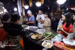 Жители и туристы знакомятся с блюдами местной кухни в гастрономических павильонах фестиваля Danang Food Tour 2026. Фото: ВИА.