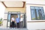 Одна из семей, имеющих заслуги перед Родиной, с радостью переезжает в новый, прочный дом, построенный благодаря финансовой поддержке благотворителей. Фото: ВИА.