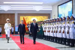 Премьер-министр Ле Минь Хынг и Премьер-министр Лаоса Сонексай Сипхандон обходят строй Почётного караула Вьетнамской народной армии. Фото: ВИА.