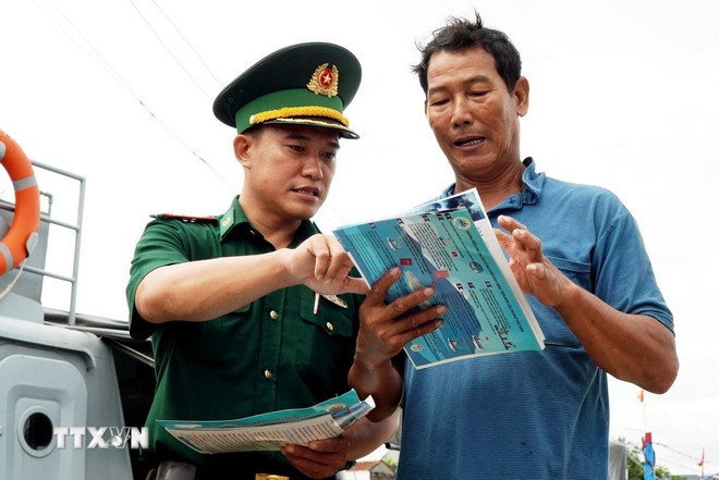 Пограничные силы проводят разъяснительную работу, чтобы рыбаки чётко понимали новые положения и строго соблюдали законодательство при промысле в море. Фото: ВИА.