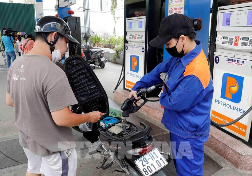 Продажа и покупка нефтепродуктов в одном из торговых пунктов на территории Ханоя. Фото: ВИА.