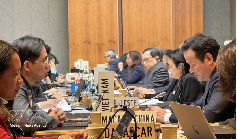 Посол Май Фан Зунг (справа) и советник-посланник Фам Куанг Хюи (слева). Фото: ВИА.